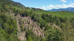 Rittner Erdpyramiden, hinten: Maria Saal